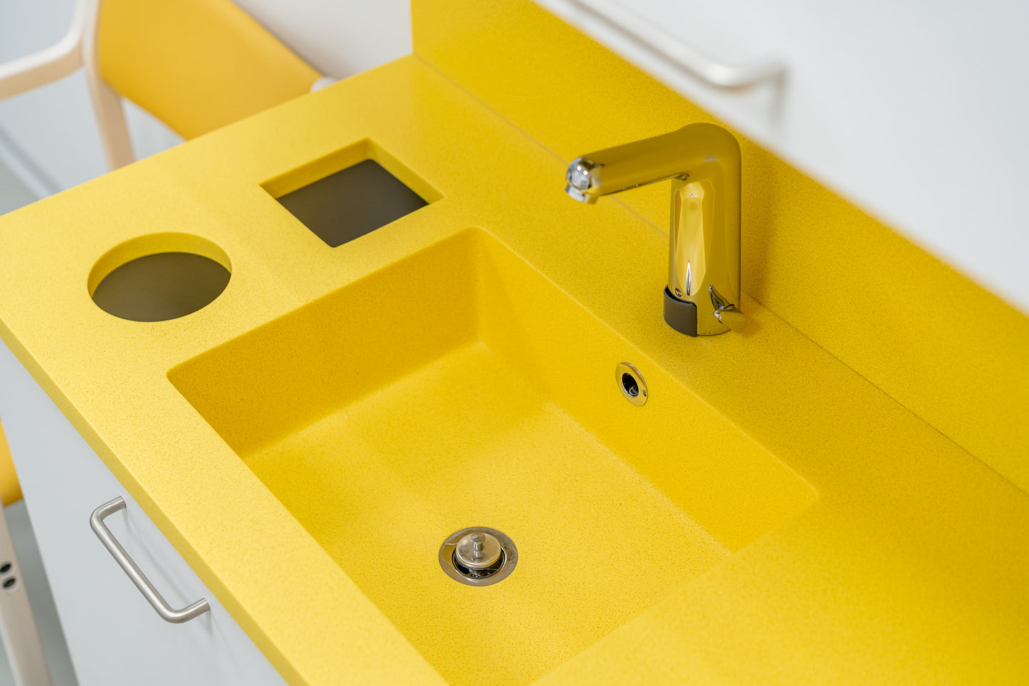 D0090-00 Kirkas keltainen