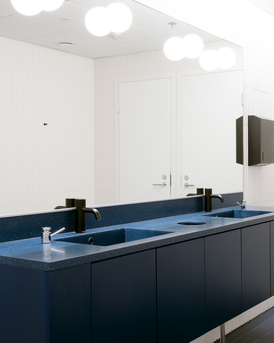 D0700-04 Tummansininen